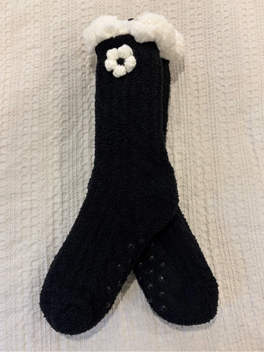 NWT! Francesca’s Women’s Fuzzy Socks with Yarn Flowers and Grips One Size